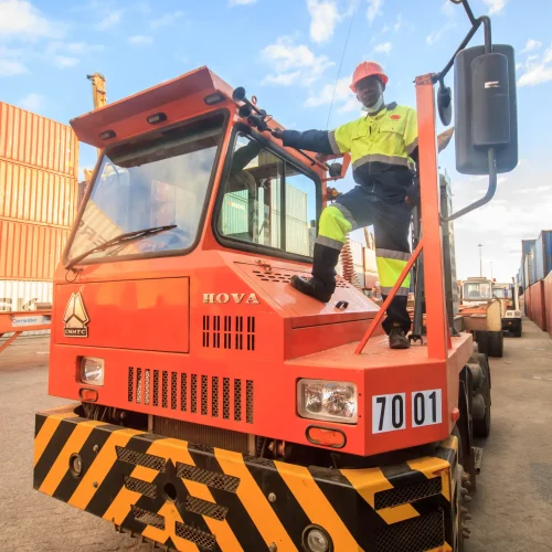 Operador de máquina no terminal de contentores